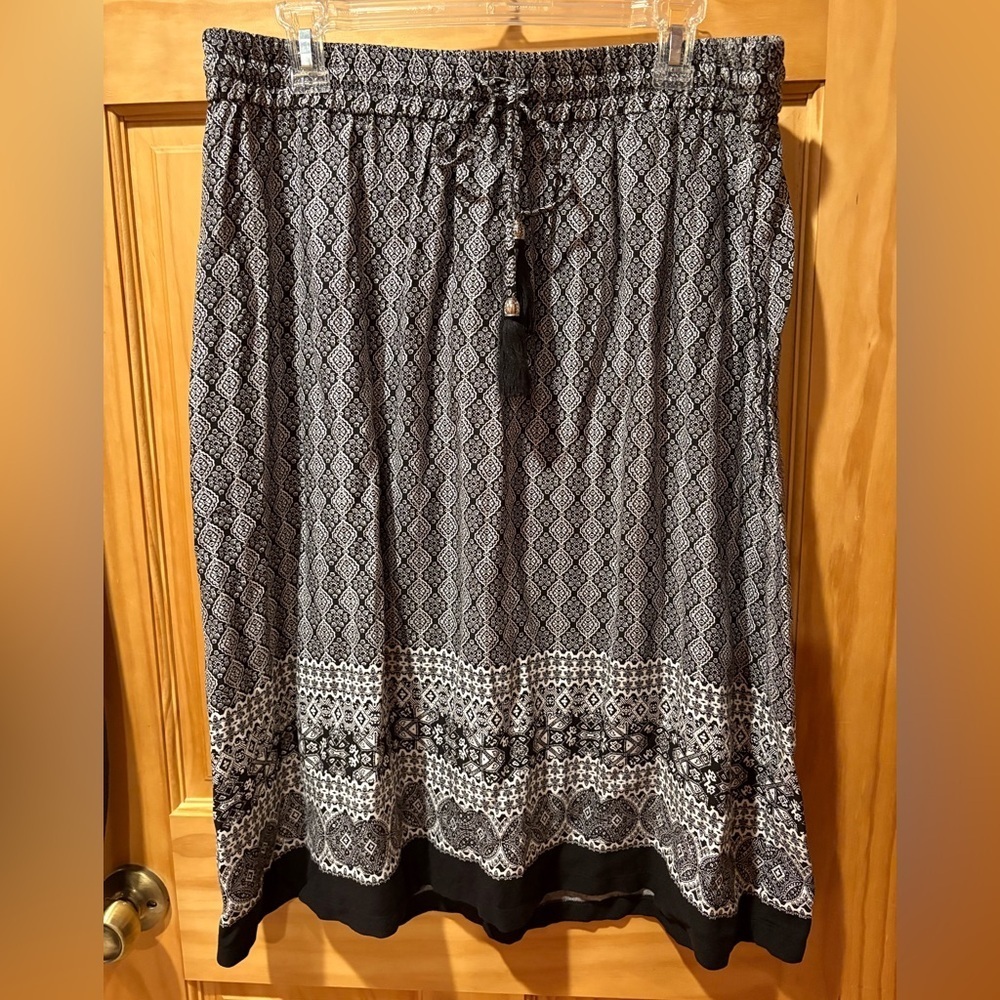 Christopher & Banks Black and White geometric pattern Midi Skirt (Boho look)